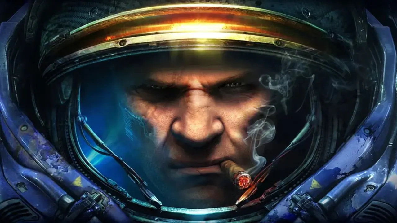 صورة من لعبة StarCraft لعام 2030 تصور جنديًا من طراز Terran يقف أمام بدلة مدرعة من مشاة البحرية.